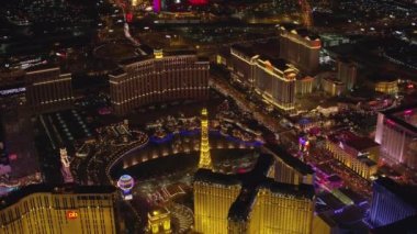 Las Vegas, Nevada dolaylarında 2017, Orbit Bellagio çeşmesi ve geceleri Las Vegas Strip. Cineflex ve RED Epic-W Helyum ile çekilmiştir..