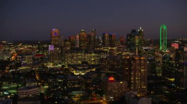 Dallas, Teksas - 2017 dolaylarında: Alacakaranlıkta Dallas, Teksas 'ın havadan görünüşü