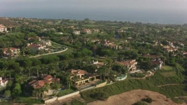 Newport Sahili, Kaliforniya - 2017 dolaylarında Newport Sahili 'ndeki evlerin havadan çekilmiş görüntüleri. Cineflex ve RED Epic-W Helyum ile çekilmiştir..