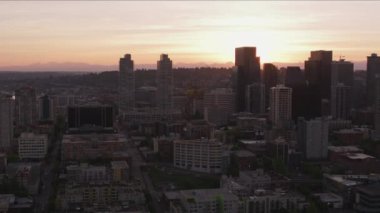 Seattle, Washington 2017 dolaylarında, gündoğumunda Seattle 'ın havadan görünüşü. Cineflex ve RED Epic-W Helyum ile çekilmiştir..
