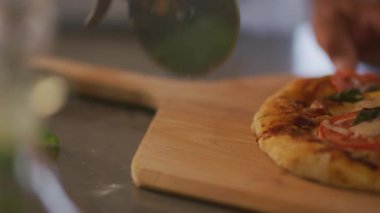 Pizzayı dilimliyorum.