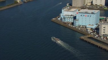 Tokyo, Japonya 2018 dolaylarında. Sanatçı Leiji Matsumoto tarafından tasarlanmış fütüristik bir tekne olan Hotaluna 'nın hava görüntüsü. Kırmızı kamerayla helikopterden çekilmiş..