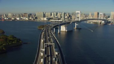 Tokyo, Japonya 2018 dolaylarında. Tokyo, Japonya 'daki Gökkuşağı Köprüsü' nün havadan görüntüsü. Kırmızı kamerayla helikopterden çekilmiş..