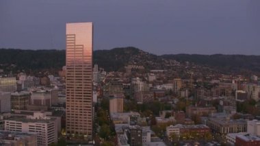 Portland, Oregon 2017 dolaylarında, ABD Bancorp Kulesi 'nden uçuyor. Cineflex ve RED Epic-W Helyum ile çekilmiştir..