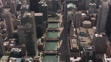 Chicago, Illinois dolaylarında 2017, Chicago şehir merkezi ve Chicago Nehri 'nin gündüz hava görüntüleri. Cineflex ve RED Epic-W Helyum ile çekilmiştir..