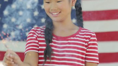 4 Temmuz 'da maytap sallayan kız