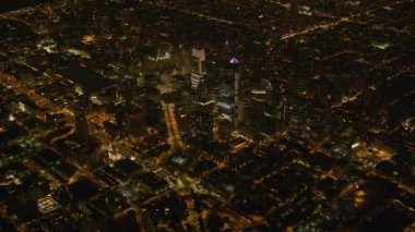 Philadelphia, Pennsylvania. 2017 dolaylarında. Geceleri Philadelphia 'nın yüksek açılı hava manzarası. Cineflex ve RED Epic-W Helyum ile çekilmiştir..