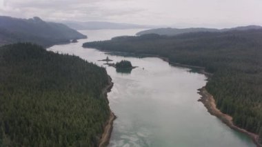 Alaska - yaklaşık 2018: Alaska kıyıları boyunca körfez ve adaların üzerinde uçmak. Helikopterden Cineflex gimbal ve RED Epic-W kamerasıyla çekildi..