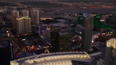 Las Vegas, Nevada, ABD - 26 Kasım 2014: Las Vegas Bulvarı 'nın alacakaranlıktaki hava manzarası