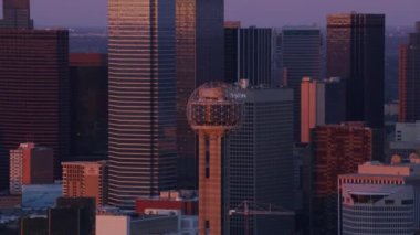 Dallas, Teksas - 2017 dolaylarında: Gün batımında şehrin havadan görünüşü