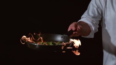 Yavaş çekim, şefin alevli kızartması.