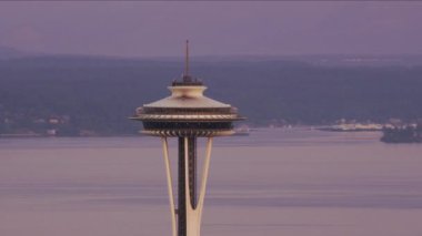 Seattle, Washington 2017 dolaylarında, gündoğumunda Seattle Uzay Şırıngası 'nın havadan görüntüsü. Cineflex ve RED Epic-W Helyum ile çekilmiştir..