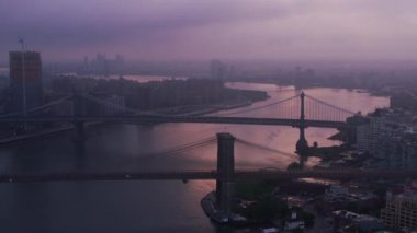 New York City 2017 dolaylarında Brooklyn ve Manhattan Köprüleri 'nin orada uçuyor. Cineflex ve RED Epic-W Helyum ile çekilmiştir..