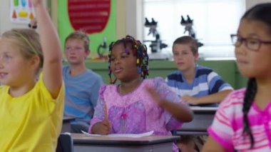 Öğrenciler okulda el kaldırsın.