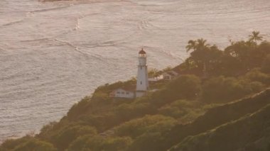 Honolulu, Oahu, Hawaii 2018 civarı. Günbatımında Diamond Head Deniz Feneri 'nin havadan görüntüsü. Cineflex ve RED Epic-W Helyum ile çekilmiştir..