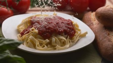 Parmesan peyniri makarna üzerine serpilmiş. Süper yavaş çekimde, Fantom Flex 4K 'e serpiştirilmiş.