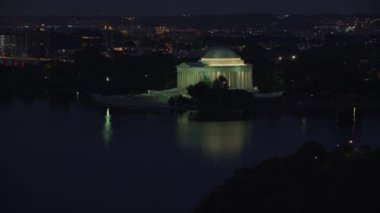 Washington, D.C. 2017 dolaylarında Jefferson Memorial 'a doğru uçuyor. Cineflex ve RED Epic-W Helyum ile çekilmiştir..