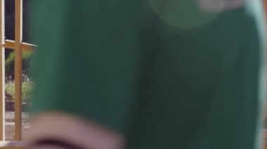 Gönüllüler birlikte çalışıyor.