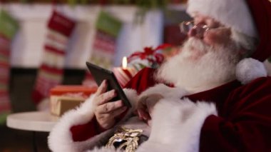 Noel Baba dijital tablet kullanıyor, yakın plan