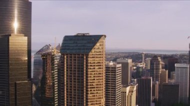 Seattle, Washington circa-2017, Seattle şehir merkezi ve Space Needle 'ın sabah manzarası. Cineflex ve RED Epic-W Helyum ile çekilmiştir..