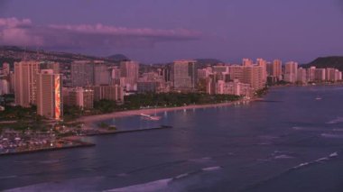 Honolulu, Oahu, Hawaii 2018 civarı. Gün batımında Waikiki 'nin hava görüntüsü. Cineflex ve RED Epic-W Helyum ile çekilmiştir..