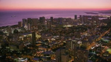 Honolulu, Oahu, Hawaii 2018 civarı. Gün batımında Honolulu 'nun hava manzarası. Cineflex ve RED Epic-W Helyum ile çekilmiştir..