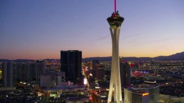 Las Vegas, Nevada 2017 dolaylarında Las Vegas Bulvarı 'nın alçak açılı hava manzarası. Cineflex ve RED Epic-W Helyum ile çekilmiştir..