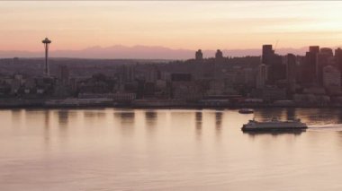 Seattle, Washington 2017 dolaylarında, gün doğumunda Seattle ve feribot manzaralı. Cineflex ve RED Epic-W Helyum ile çekilmiştir..