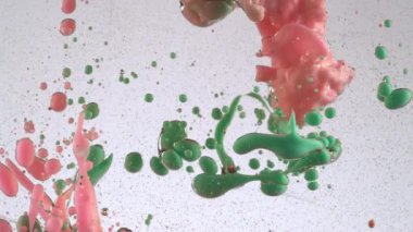 Phantom Flex 4K kamerasıyla yavaş çekim yapan mürekkep yağına karışıyor..