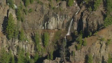 Yellowstone Ulusal Parkı, Wyoming. Yellowstone Ulusal Parkı 'nın havadan görünüşü. Helikopterden Shotover gimbal ve RED 8K kamera ile çekildi..
