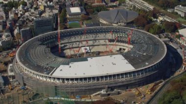 Tokyo, Japonya 2018 dolaylarında. Tokyo 'daki Olimpiyat Stadyumu' nun havadan görünüşü. Kırmızı kamerayla helikopterden çekilmiş..
