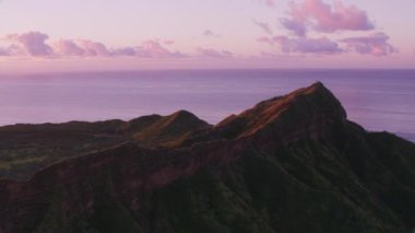 Honolulu, Oahu, Hawaii 2018 civarı. Günbatımında Diamond Head Krateri 'nin hava görüntüsü. Cineflex ve RED Epic-W Helyum ile çekilmiştir..