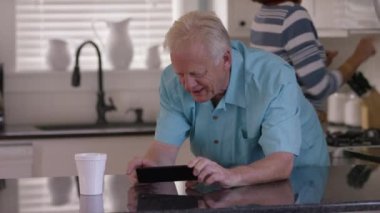 Mutfakta sabah kahvesini yudumlayan yaşlı çift.