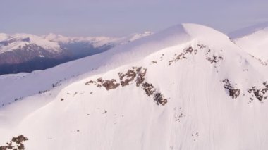 British Columbia, Kanada 2018 dolaylarında. Karla kaplı dağ sırasının havadan görünüşü. Helikopterden Cineflex gimbal ve RED Epic-W kamerasıyla çekildi..