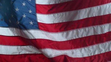 Amerika Birleşik Devletleri bayrağının rüzgarda dalgalandığı yavaş çekim