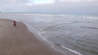 Kumsalda ata binen kadınların hava manzarası.