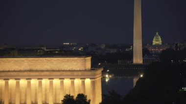 Washington, D.C. 2017 dolaylarında Lincoln Anıtı 'nın, Washington Anıtı' nın ve Kongre Binası 'nın alacakaranlıkta havadan görünüşü. Cineflex ve RED Epic-W Helyum ile çekilmiştir..