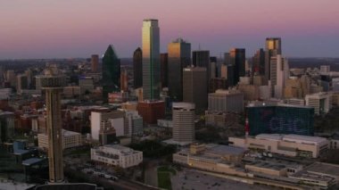 Dallas, Teksas - 2017 dolaylarında: Alacakaranlıkta Dallas, Teksas 'ın havadan görünüşü