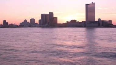 Atlantic City, New Jersey dolaylarında 2017, alçak açılı hava manzaralı okyanustan Atlantic City 'e yaklaşıyor. Cineflex ve RED Epic-W Helyum ile çekilmiştir..