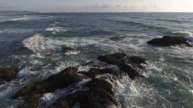 Kayalara çarpan dalgaların hava görüntüsü, Lincoln City, Oregon