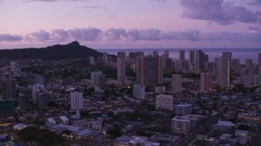 Waikiki, Oahu, Hawaii 2018 dolaylarında, güneş doğarken Waikiki ve Diamond Head 'in havadan görünüşü. Cineflex ve RED Epic-W Helyum ile çekilmiştir..