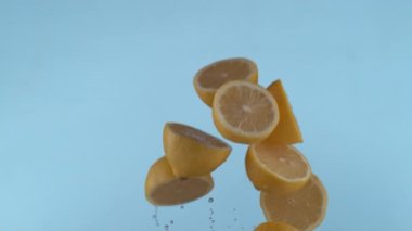 Yavaş çekimde uçan dilimlenmiş limonlar, Fantom Flex 4K ile saniyede 1000 kare ile çekiliyor.