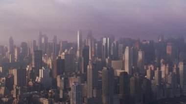 New York City, 2017 dolaylarında, Manhattan 'daki güzel sabah ışığında gökyüzü manzaralı binalar. Cineflex ve RED Epic-W Helyum ile çekilmiştir..