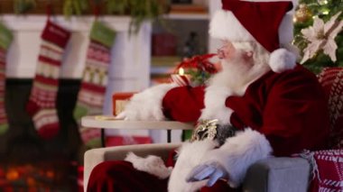 Noel Baba çocuktan mektup okuyor.