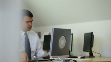 Ofis masasında çalışan işadamlarının zaman çizelgesi.