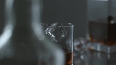 Buz yavaş çekimde viski bardağına atılır; Fantom Flex 4K 'de 1000 fps hızla çekilir.