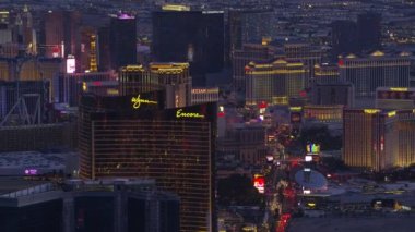 Las Vegas, Nevada 2017 dolaylarında, geceleri Las Vegas Bulvarı 'nın havadan görünüşü. Cineflex ve RED Epic-W Helyum ile çekilmiştir..