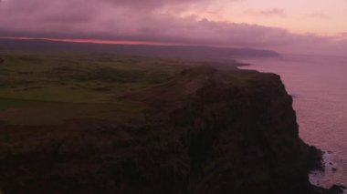 Molokai, Hawaii 2018 dolaylarında. Molokai sahil şeridinde günbatımının hava manzarası. Cineflex ve RED Epic-W Helyum ile çekilmiştir..