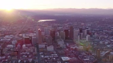 Denver, Colorado - 2017 dolaylarında: Denver 'ın günbatımındaki hava manzarası