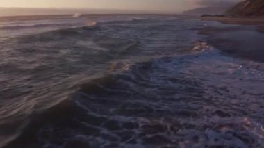 Gün batımındaki sahil dalgalarının hava görüntüsü, Lincoln City, Oregon